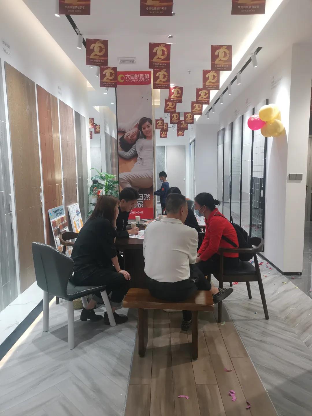 聽說，華美樂這2家店，開業(yè)第一天就被擠爆了！